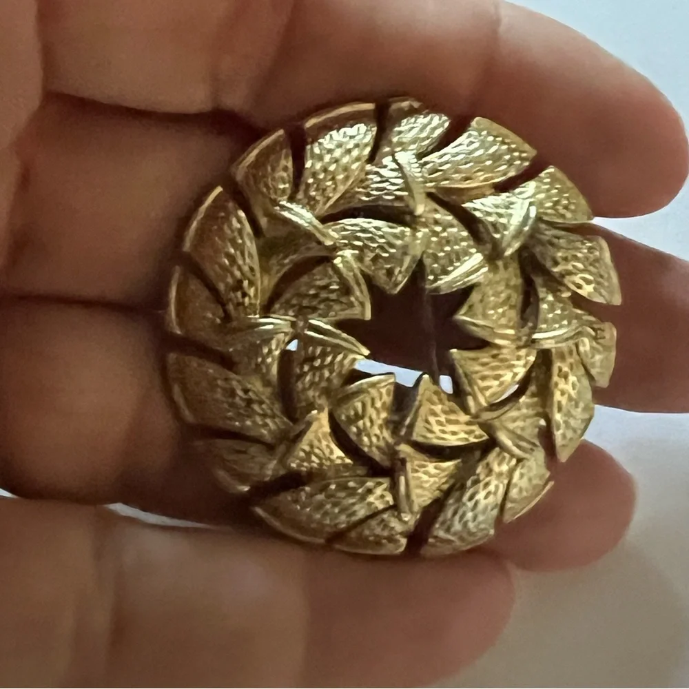Vintage Corocraft Gold Wreath Brooch